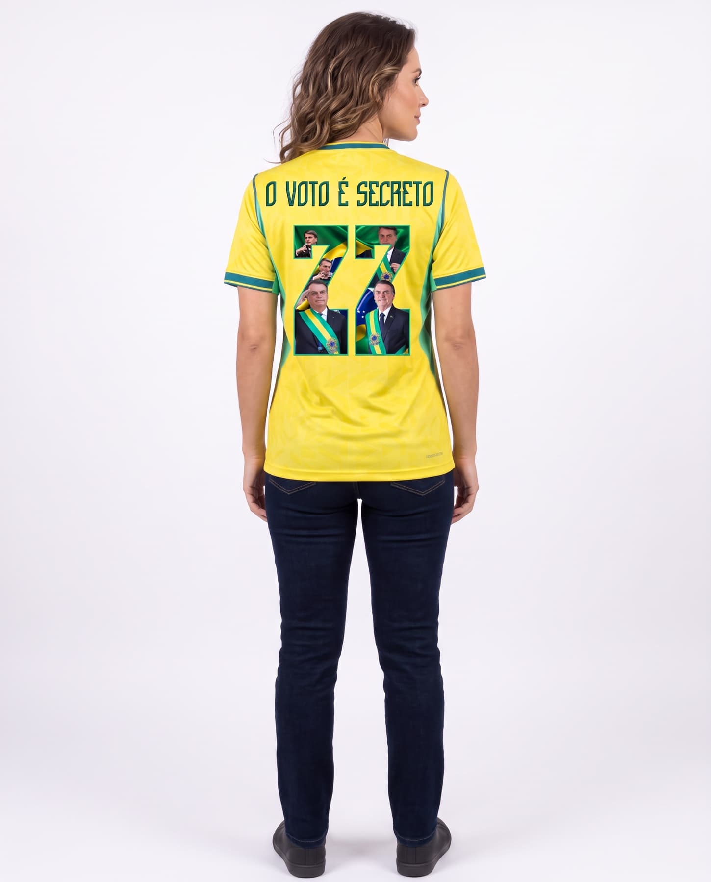 Mulher de costas vestindo a camisa amarela com o número 22 e a frase “O voto é secreto”